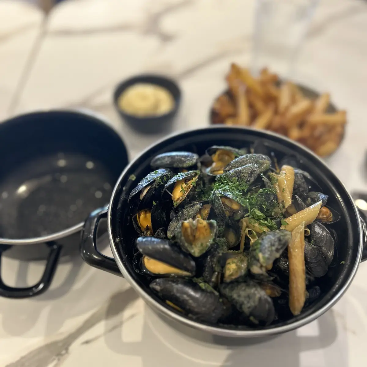 Moules au curry vert et frites maison