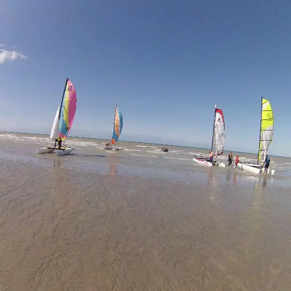Les bateaux sur le sable