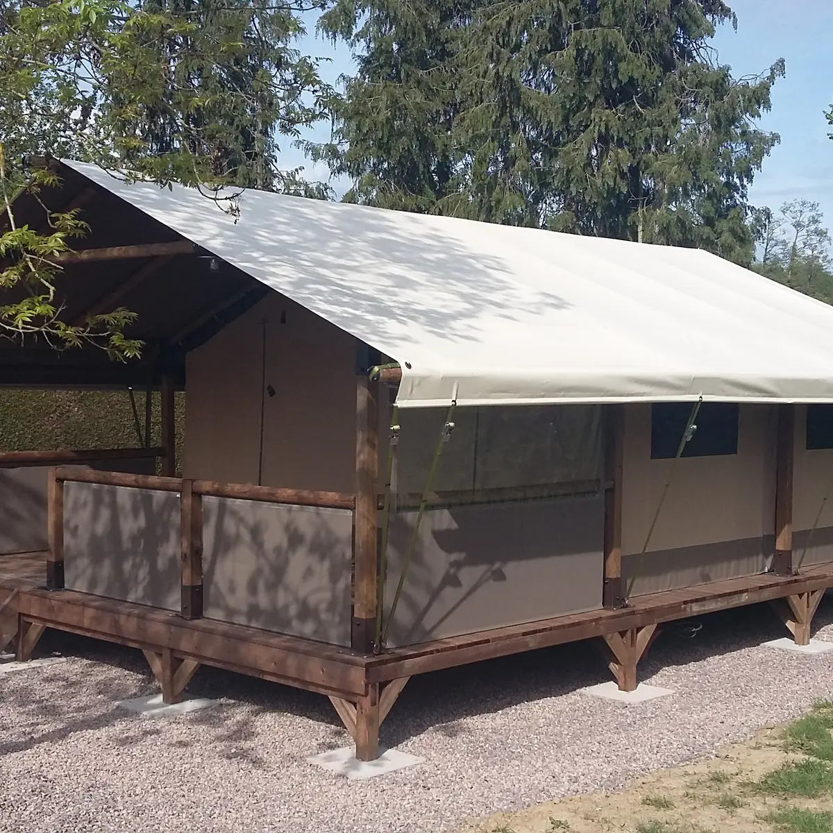 Lodges au Camping du Sans Souci à Fresnay-sur-Sarthe - extérieur