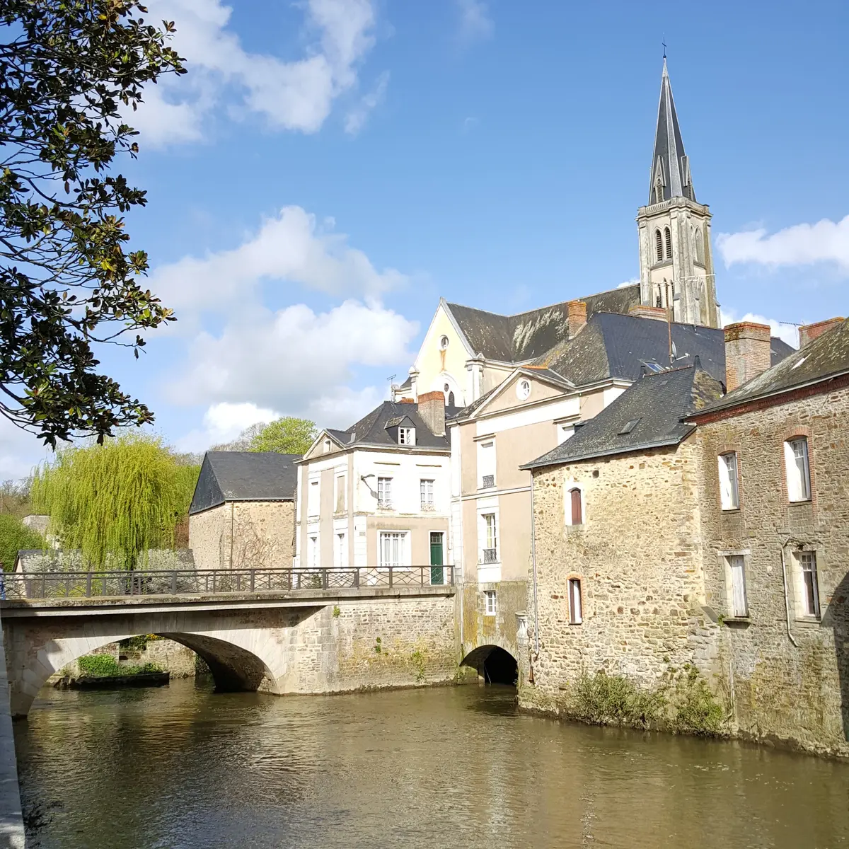 Vue depuis le vieux pont sur l'Oudon