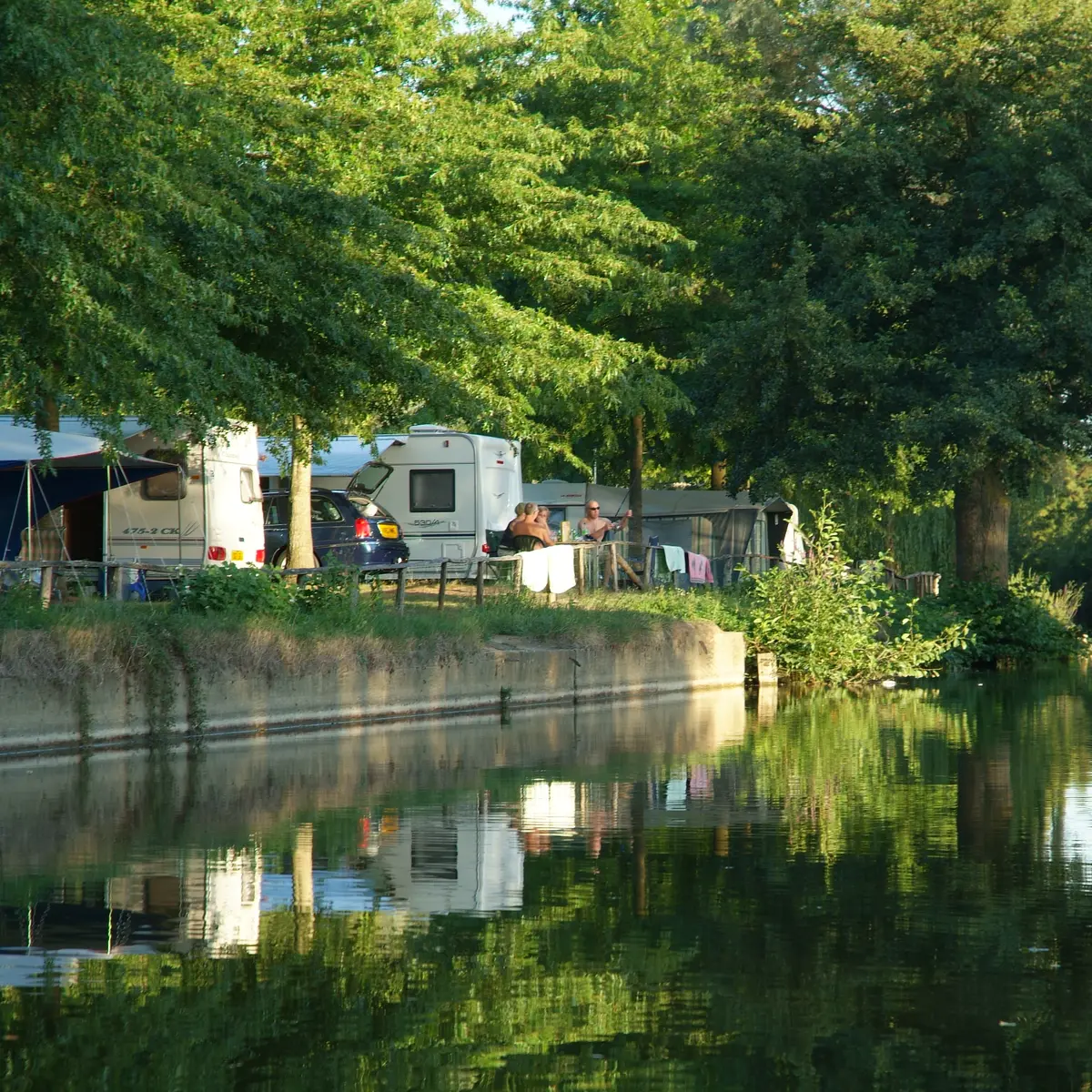 Camping du Val de Sarthe - Beaumont-sur-Sarthe - emplacements en bord de rivière