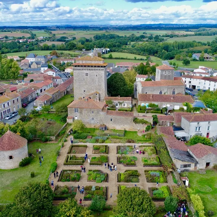 donjon et jardin médiéval de Bazoges en Pareds