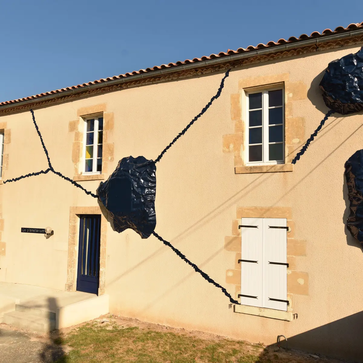 Façade planétarium - la Chapelle aux Lys - 85