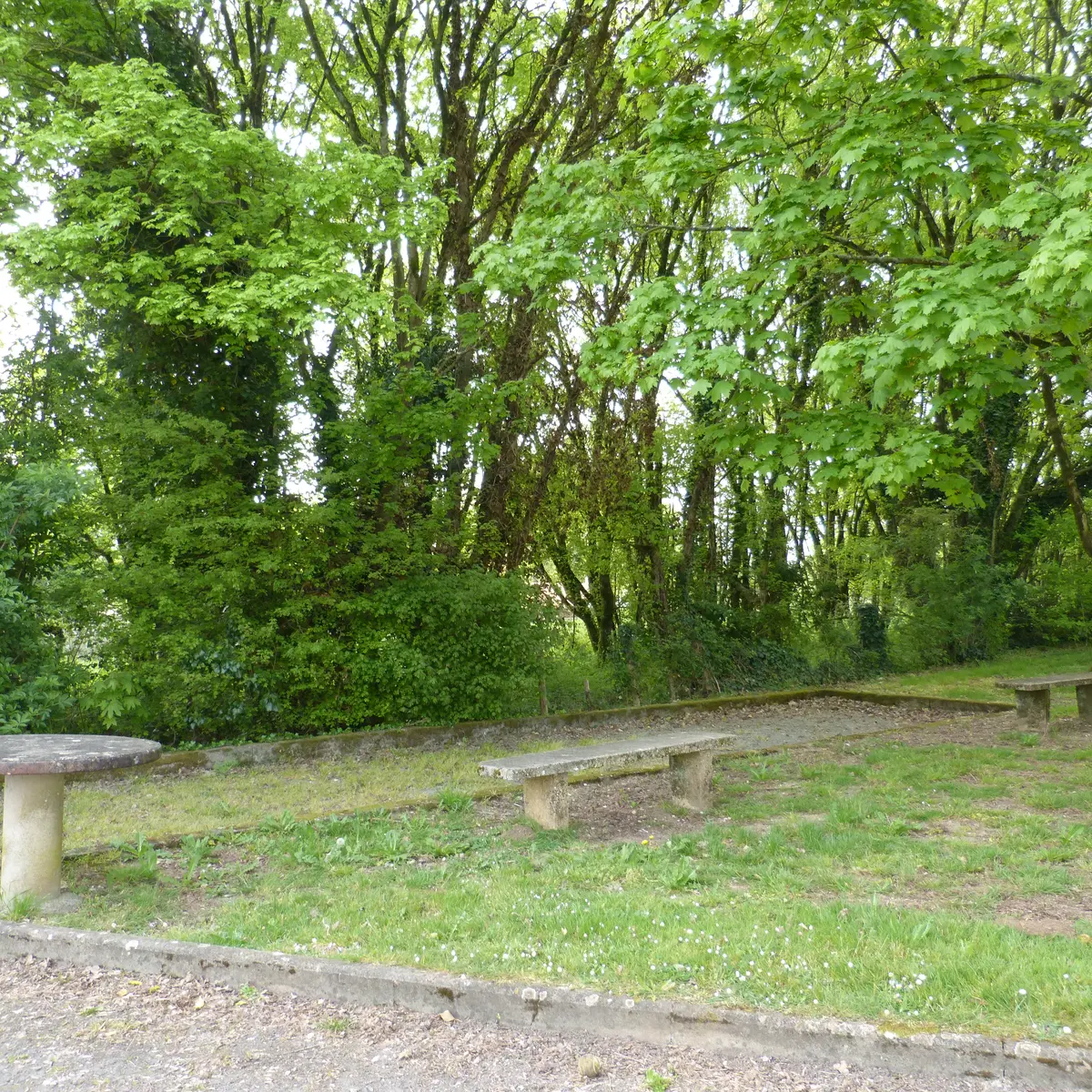 Parking du Prieuré Xanton-Chassenon (2)