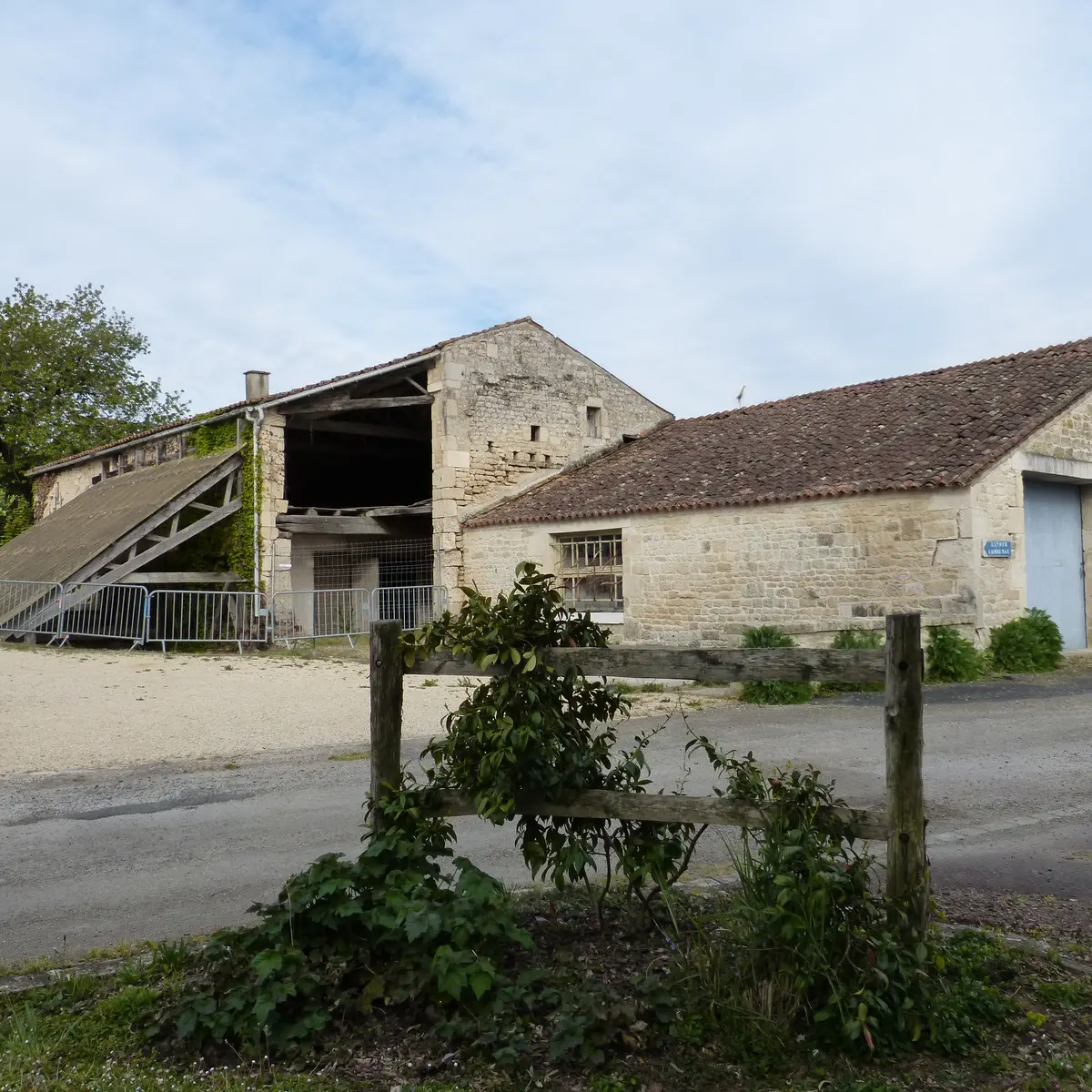 Parking du Prieuré Xanton-Chassenon (3)