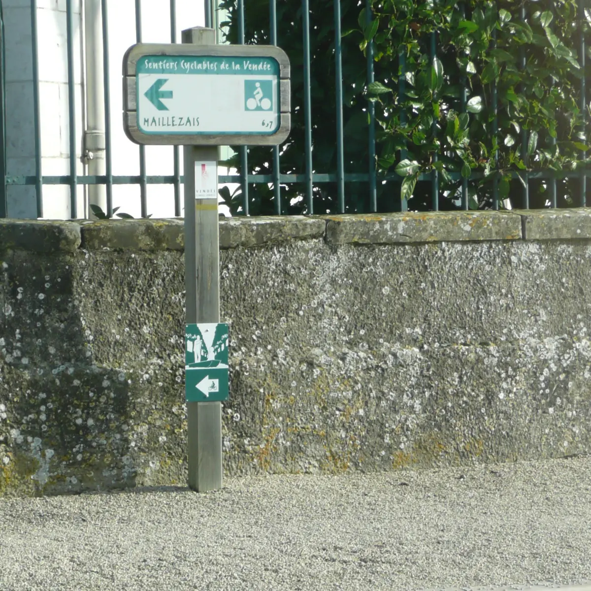 flèche gauche bourg de maille rond point D25