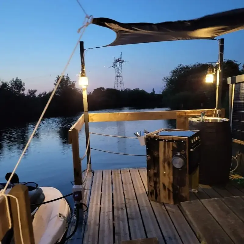 La terrasse du Radeau, la nuit