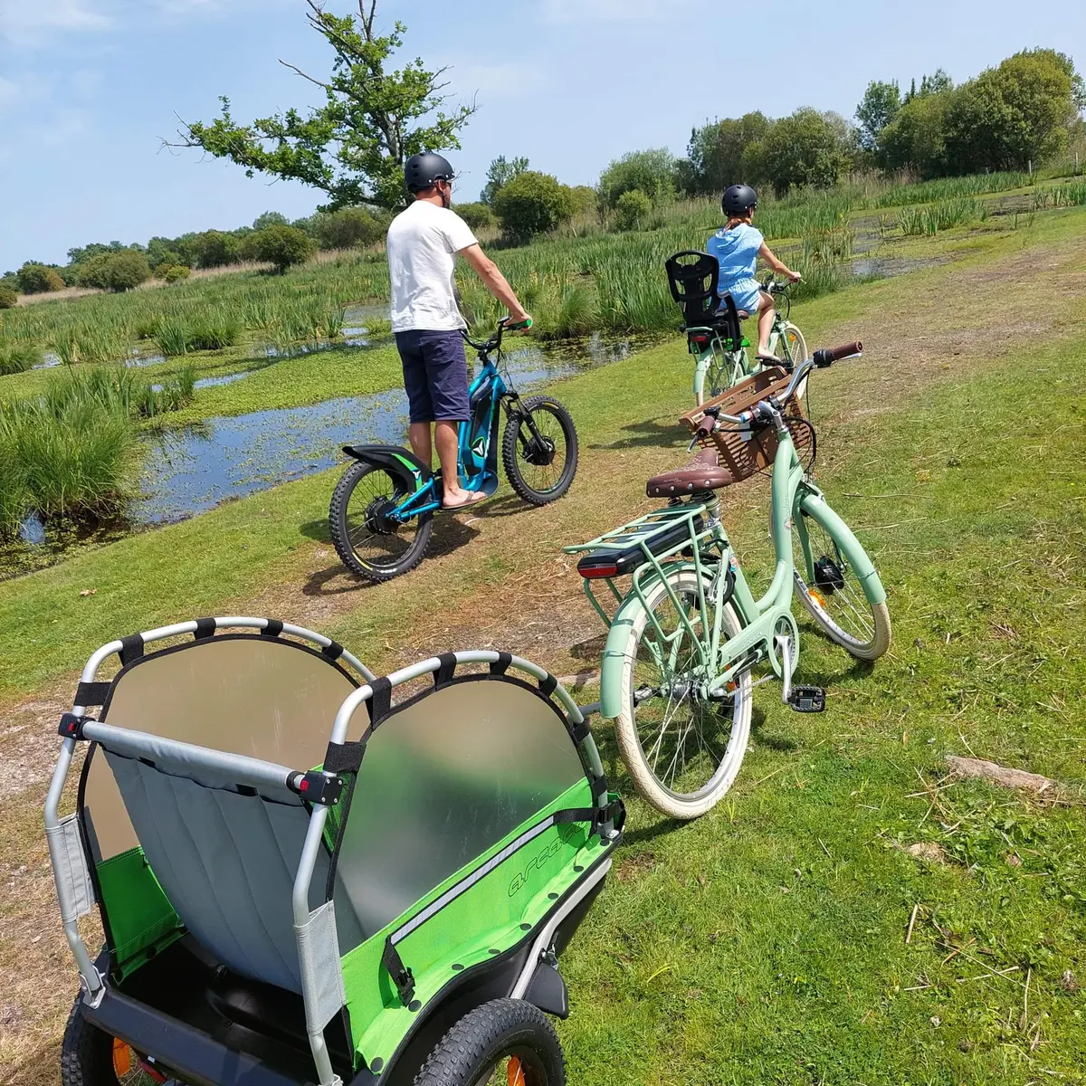 vélos et trottinettes ainsi que siège bébé et remorque enfants