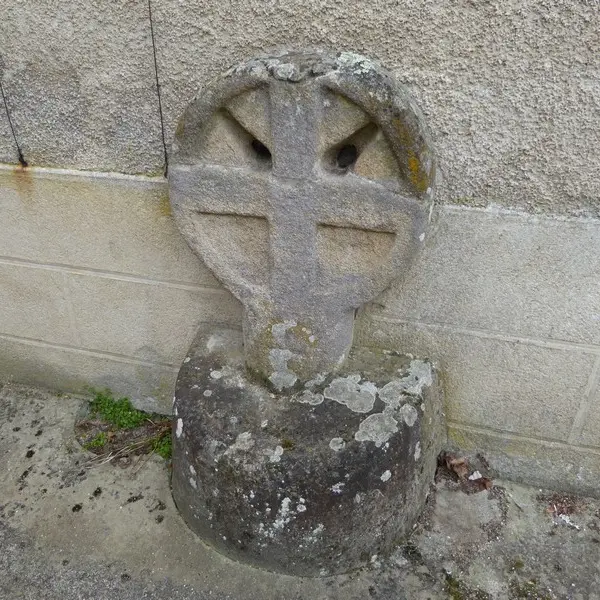 La croix qui se trouvait au-dessus du menhir_3