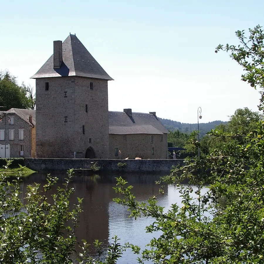 Peyrat-le-Château - Tour et lac - (c)Pays Monts et Barrages