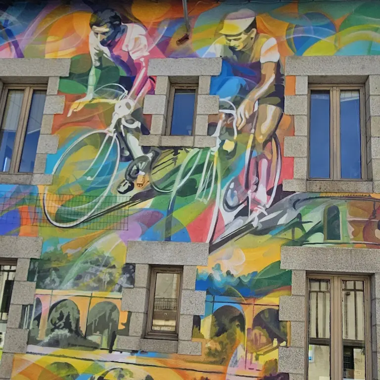 Raymond Poulidor face à Anquetil sur la fresque de Saint-Léonard de Noblat