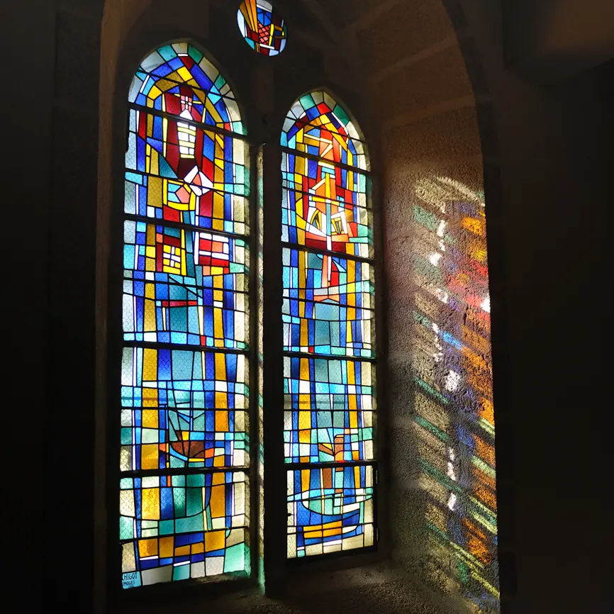 Eglise Saint-Priest - Vitraux du maître verrier Francis Chigot