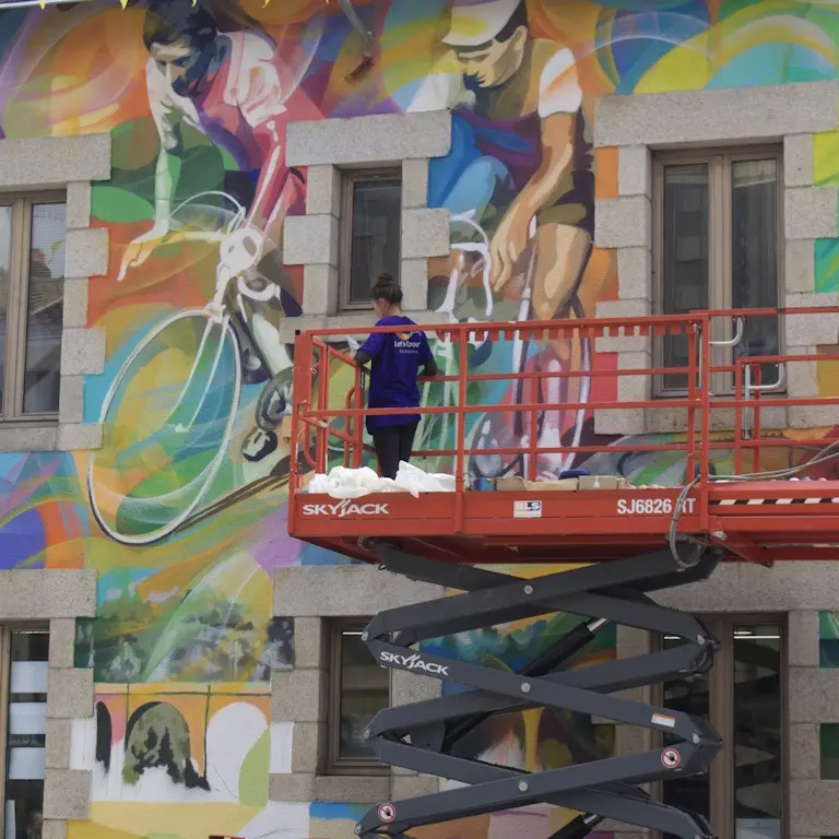 La jeune artiste limougeaude Sêma Lao en train de réaliser la fresque