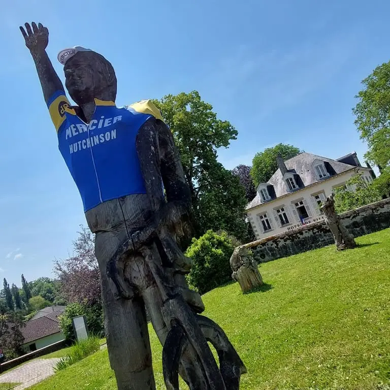 Statue de Poupou avec son maillot Mercier