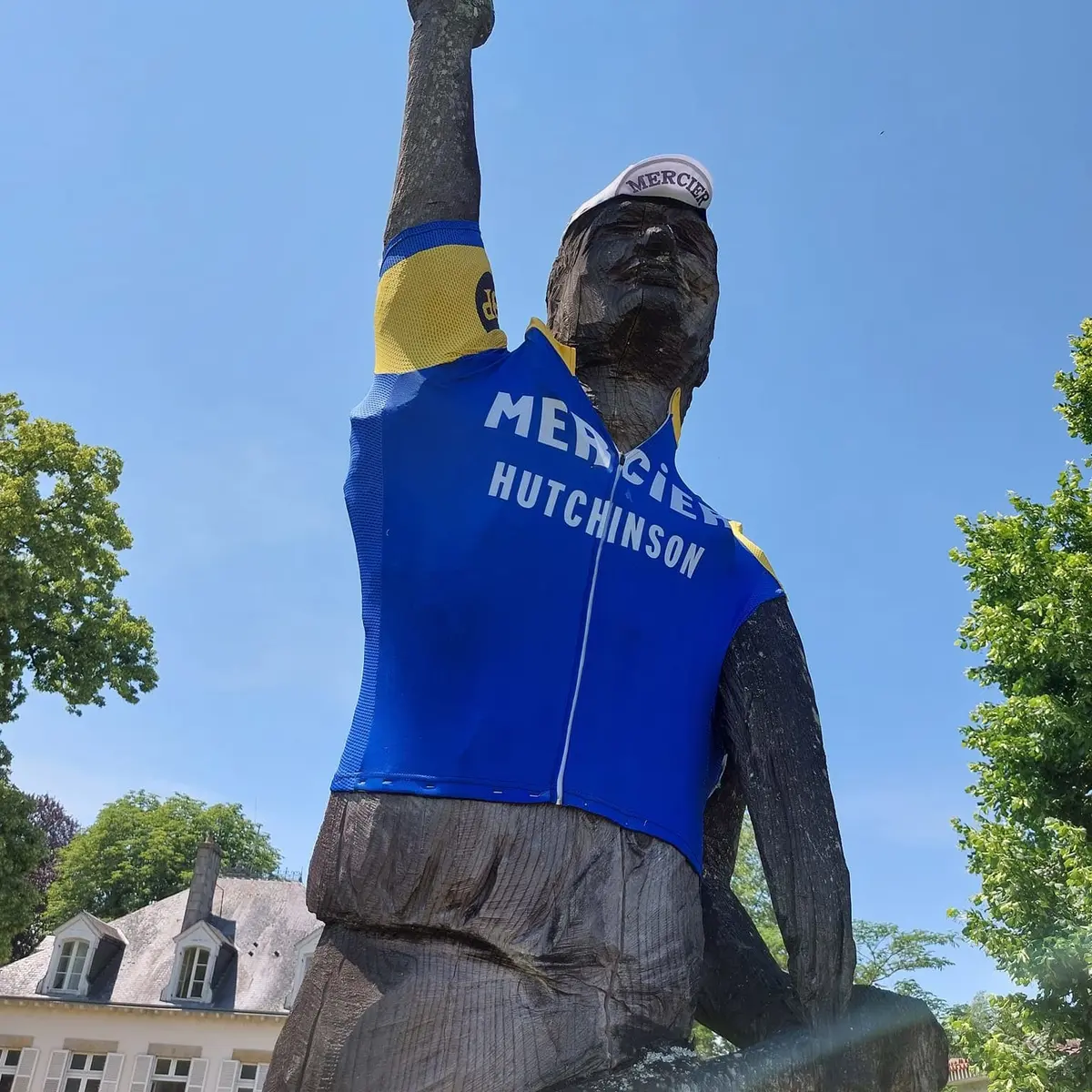 Statue du champion cycliste Raymond Poulidor