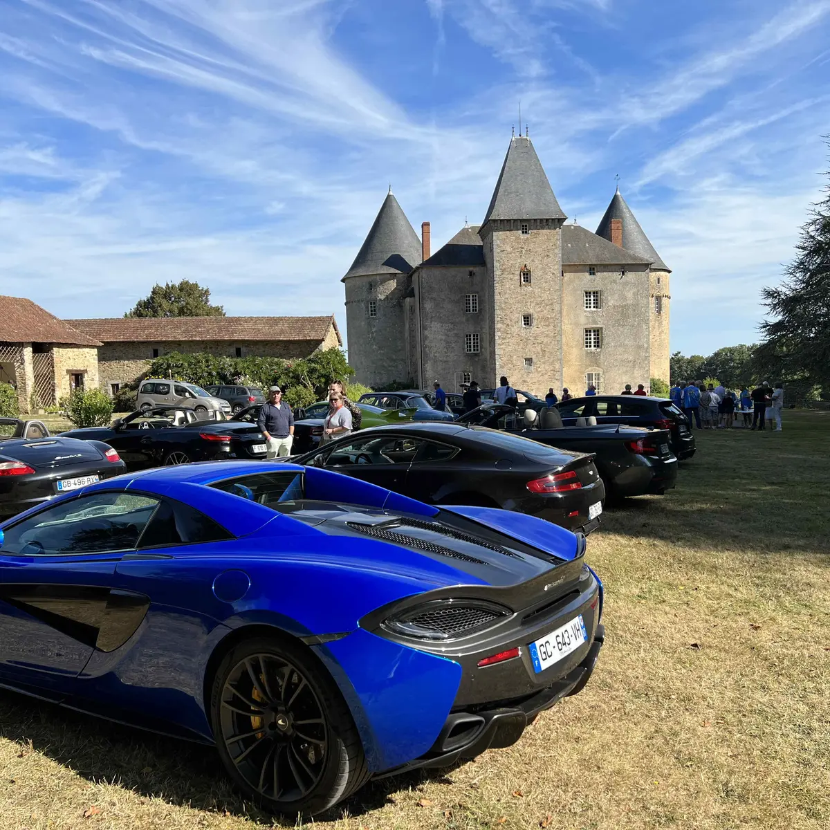 Vieilles voitures à Brie.