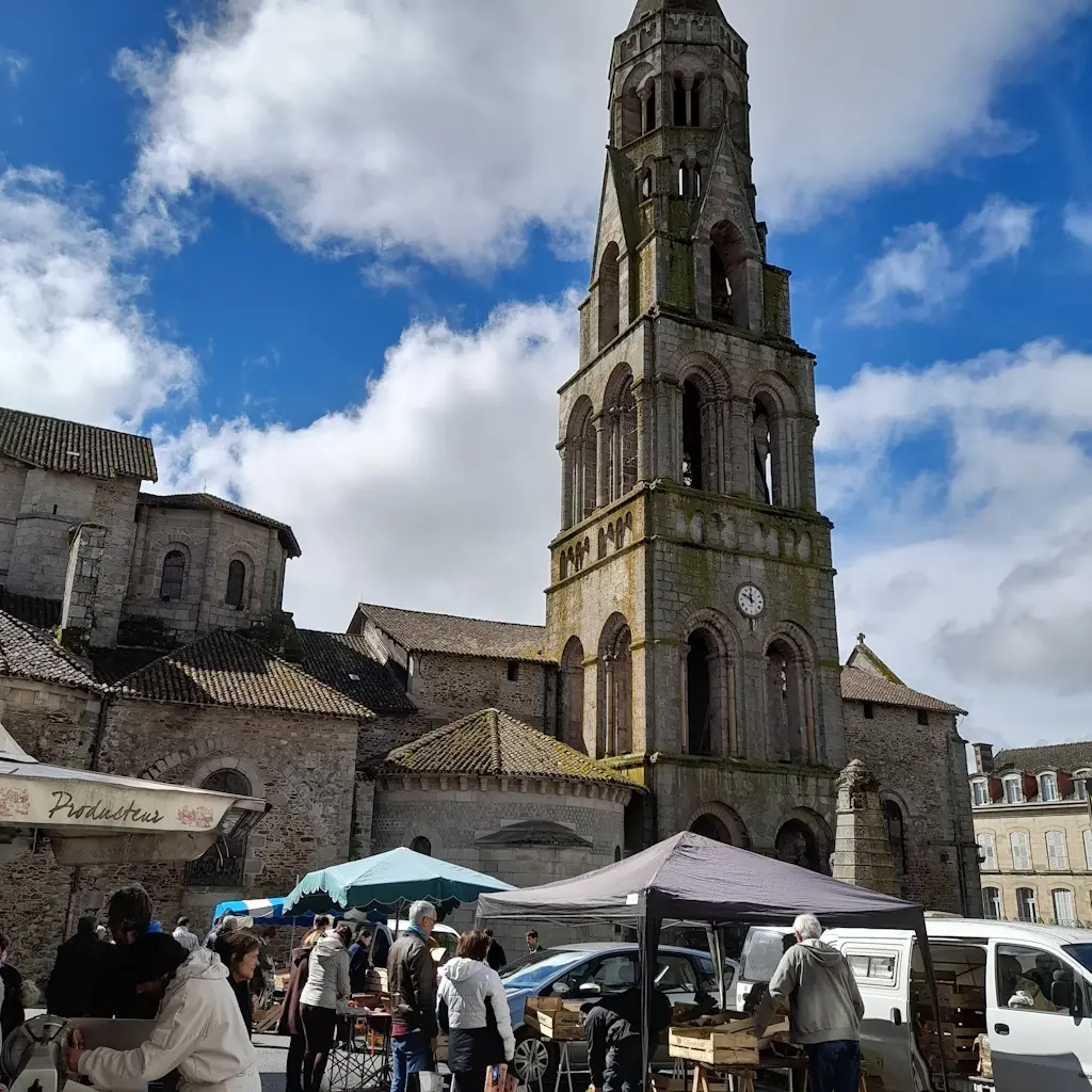 marché hebdomadaire de Saint Léonard de Noblat devant la collégiale et dans le centre historique