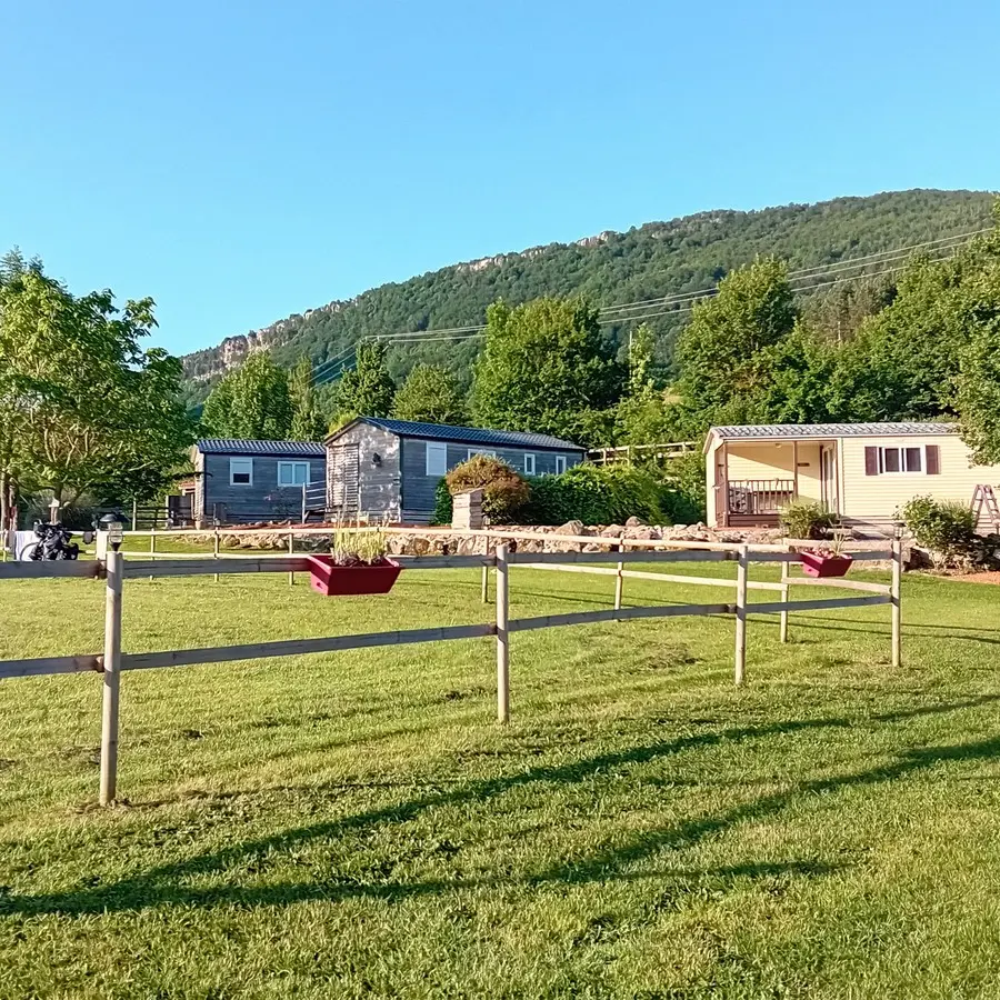 bugarach-2023-06-maison-nature-randonnee-camping