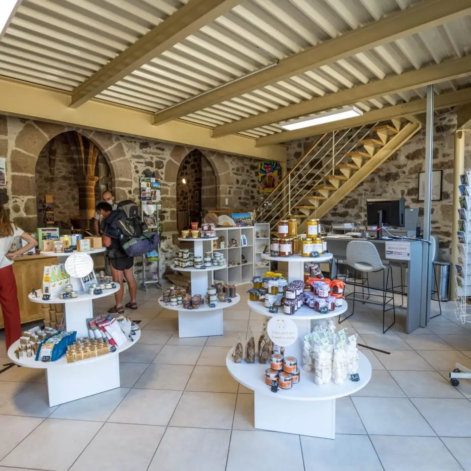 Boutique-Office-de-Tourisme-de-Tulle-©OT-Tulle-en-Correze-10-1400x933