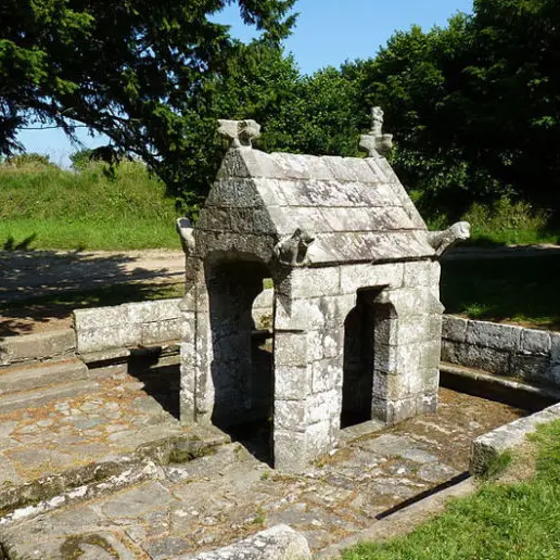 Fontaine-de-Plouzelambre-730x516