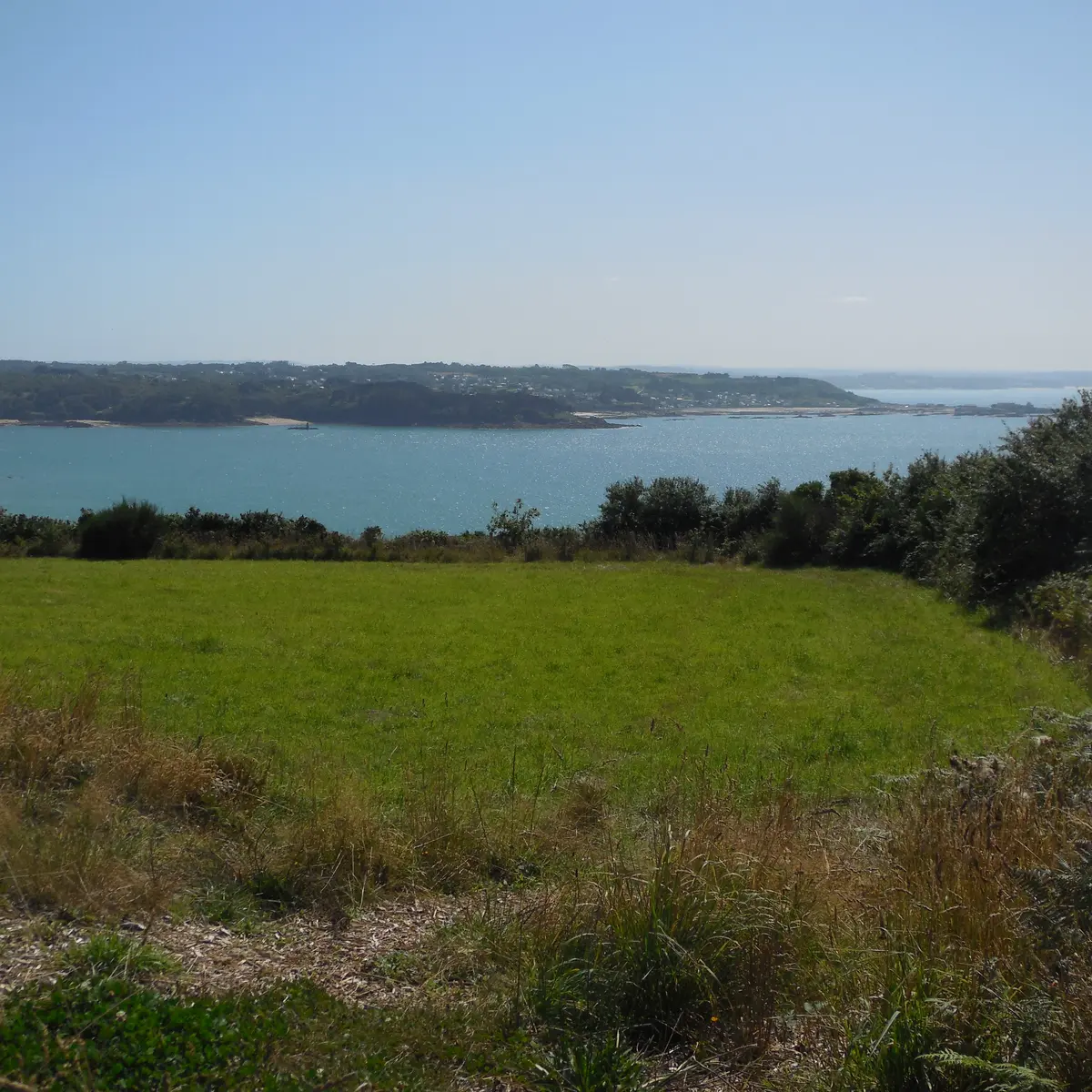 sentier au dessus des falaises de pors mabo