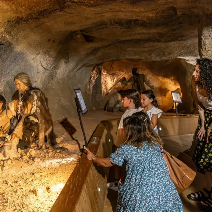 musee-thot-fs6a8516-shooting-famille-we-like-travel-semitour-juillet-2025declicdecolle-1024x682 (1)famille au musée