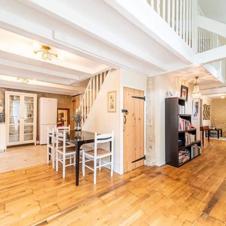Gite La Boulangerie-salle-a-manger-bibliotheque