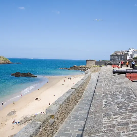 ©pJosselin - Vue du Bastion de la Hollande sur le Grand Bé et la Piscine de Bon Secours (2)