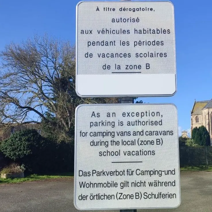 Aire Camping Car Plougrescant panneau d'affichage