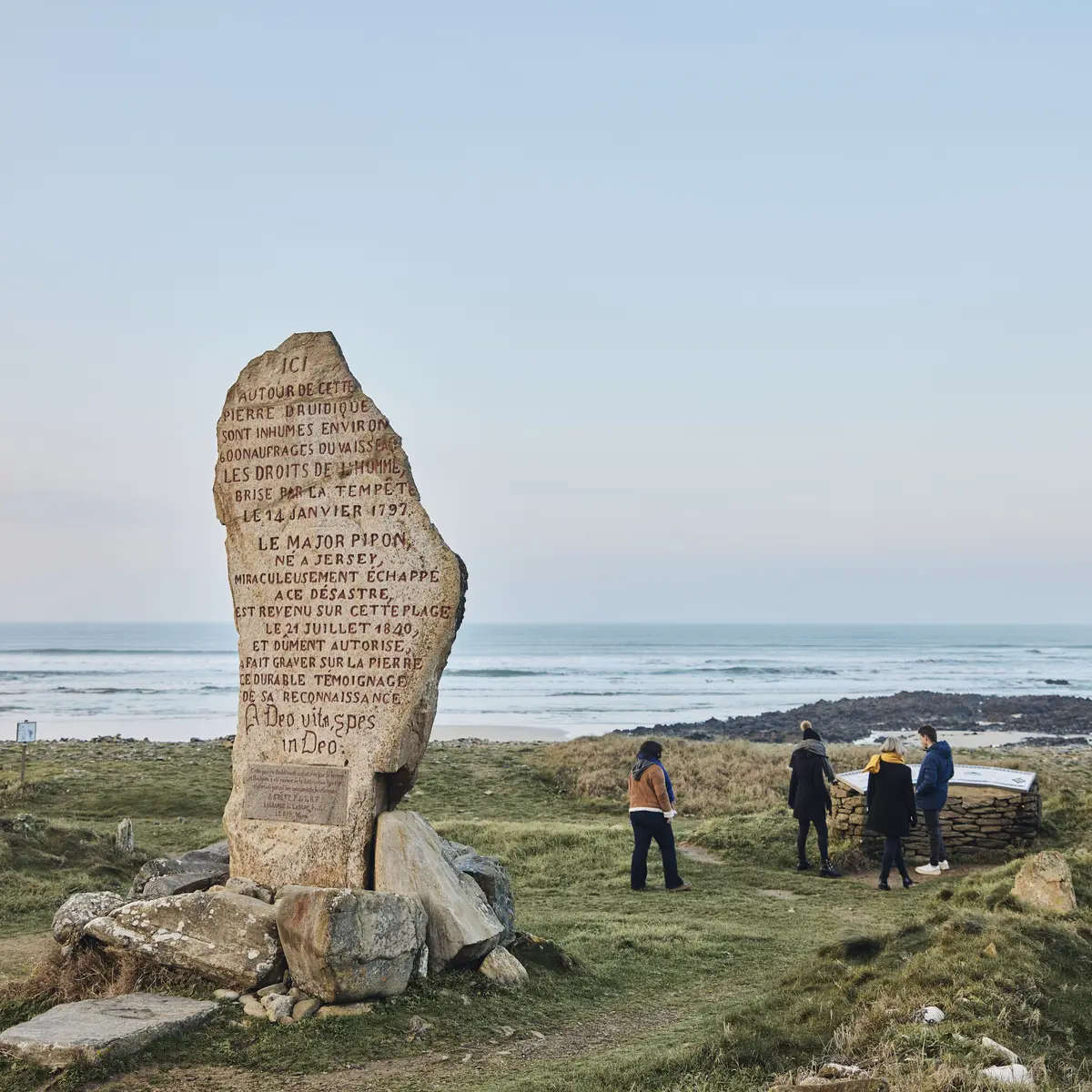 Menhir des droits de l'Homme à Plozévet en Pays Bigouden