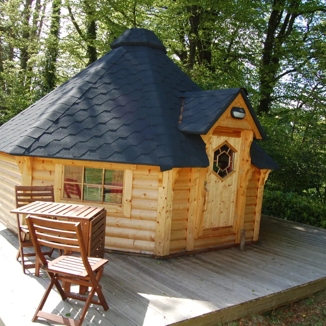 Les cabanes et Kotas du camping de Trézulien