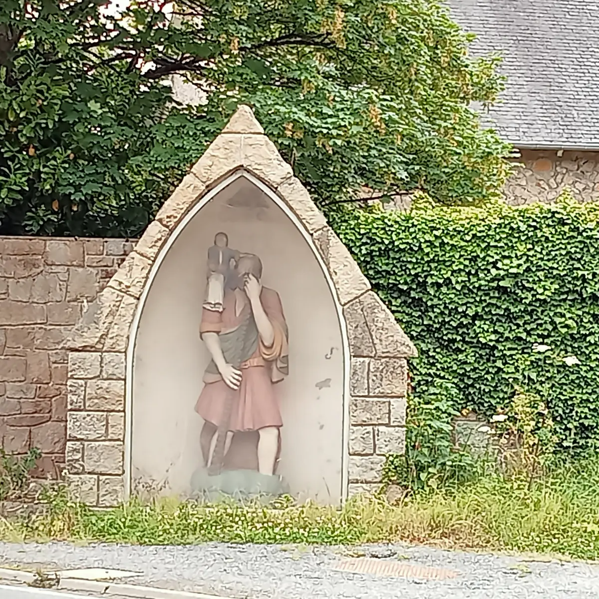 Statue de Saint Christophe dans sa niche, près du pont Saint-Christophe