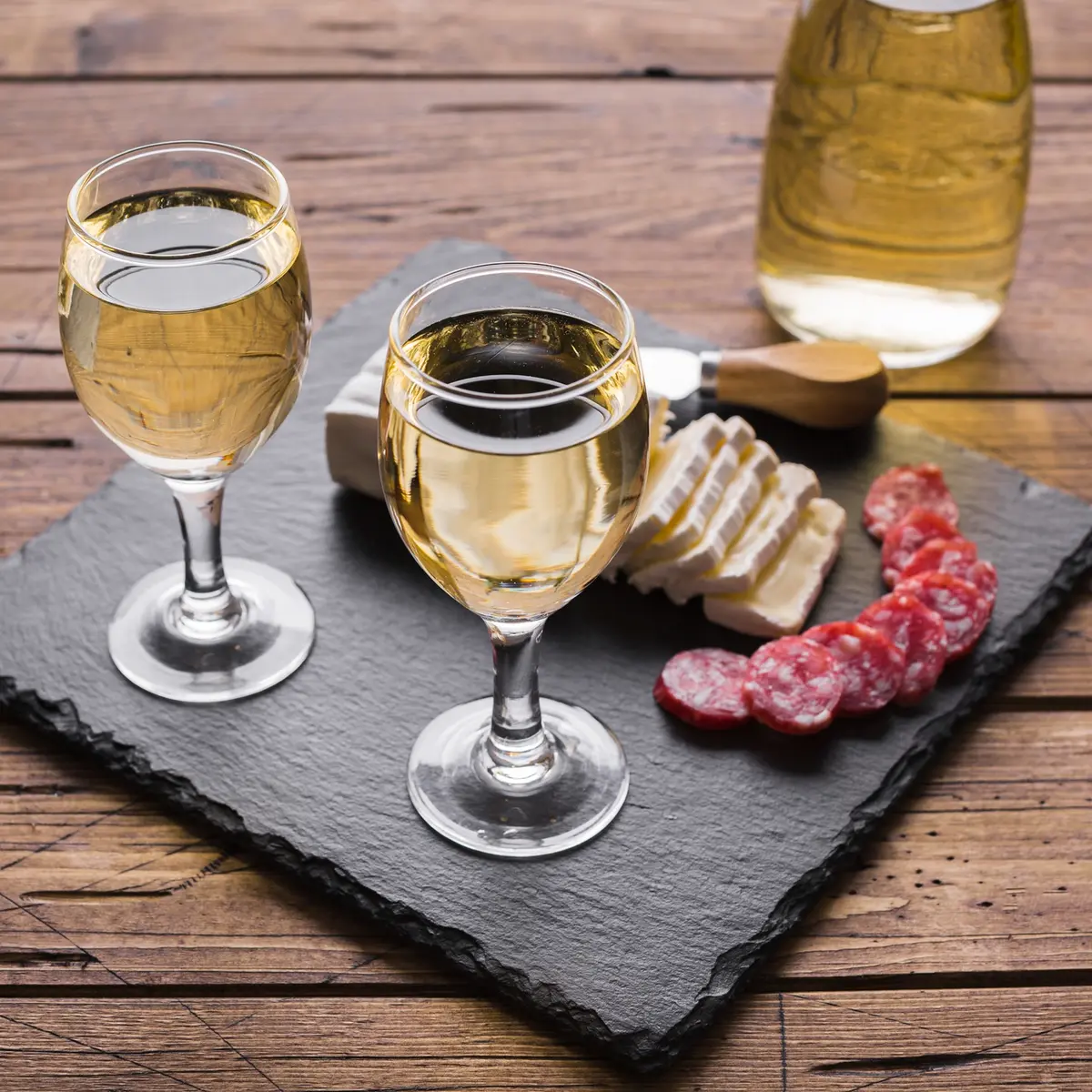 haute-vue-verres-vin-blanc-fromage-salami