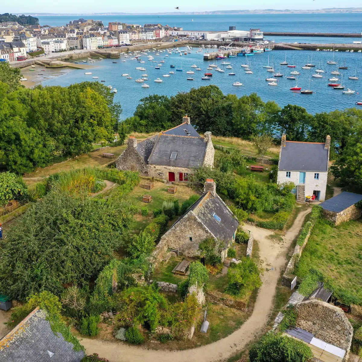 Vue aérienne du village des Plomarc'h