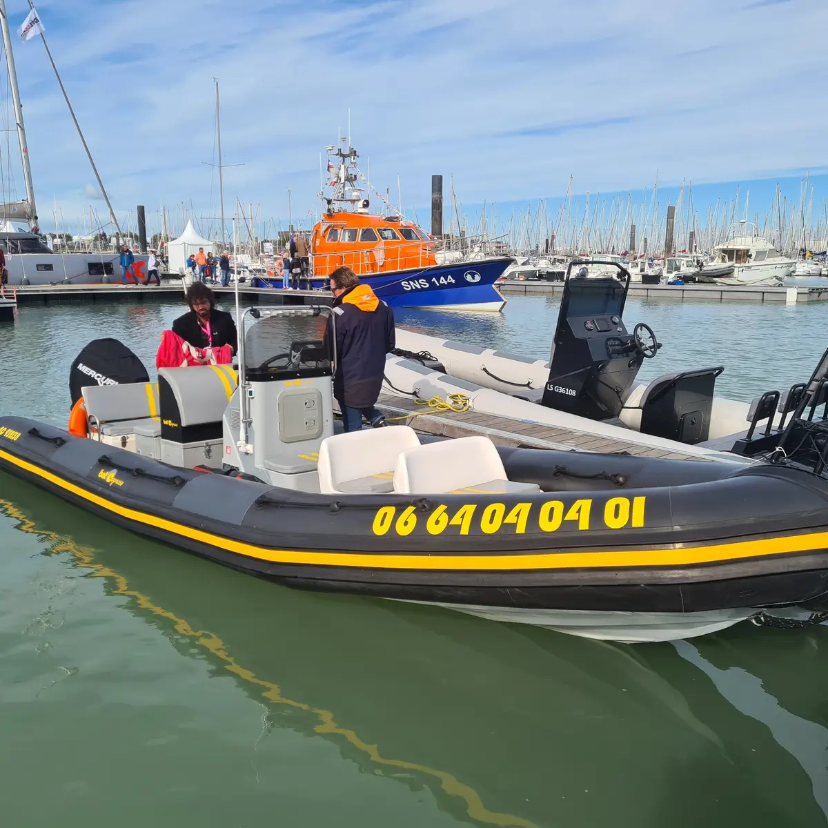 Bat'express - Bateau-taxi semi-rigide noir Narwhal - Jetée