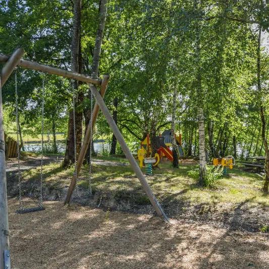 jeu pour enfants Camping du Domaine d'Essendiéras
