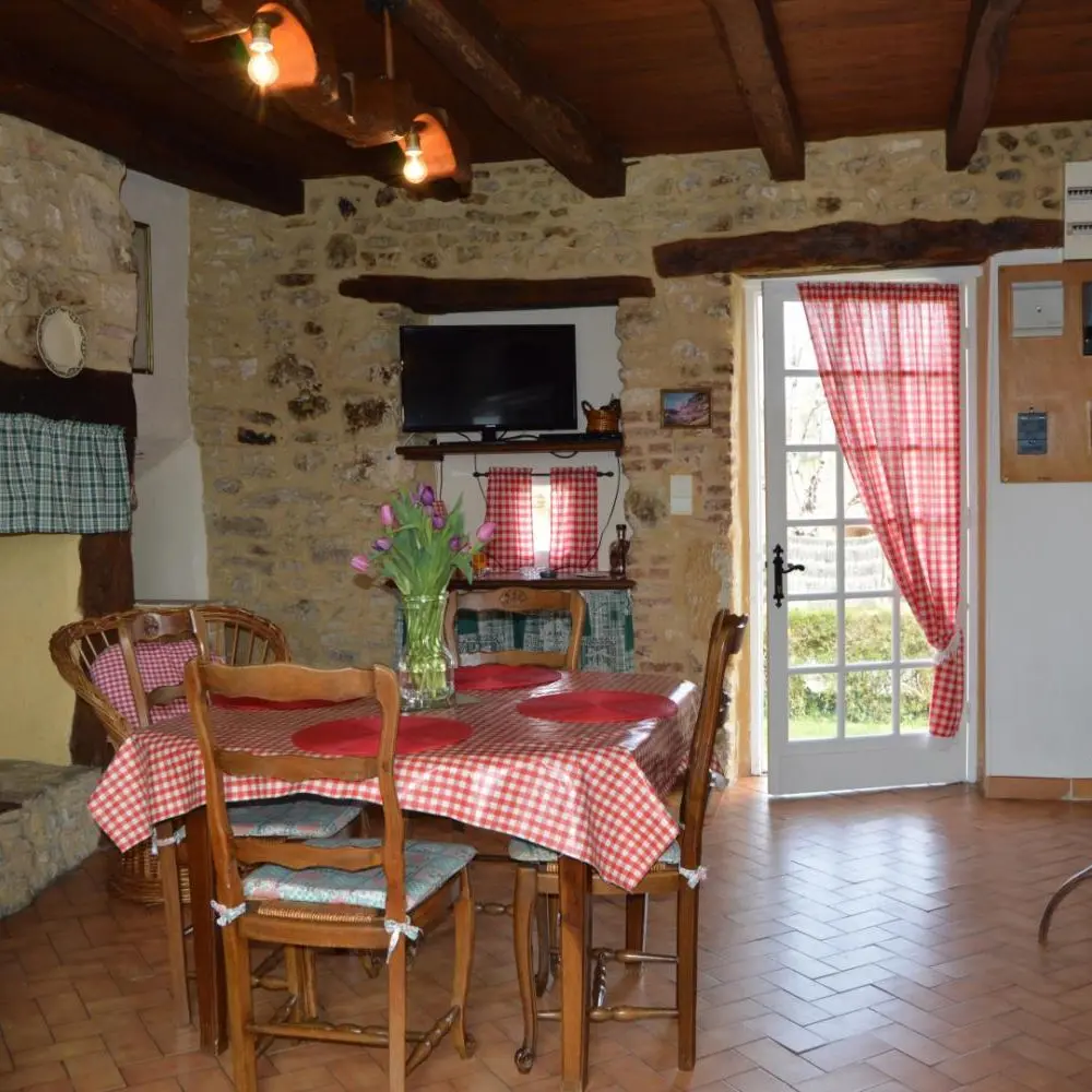 Gîte thenon salle à manger