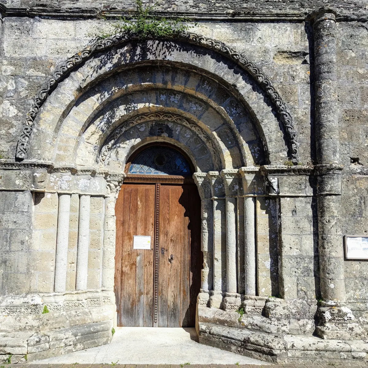 Portail de l'église Saint-Michel - Saint-Michel-de-Montaigne
