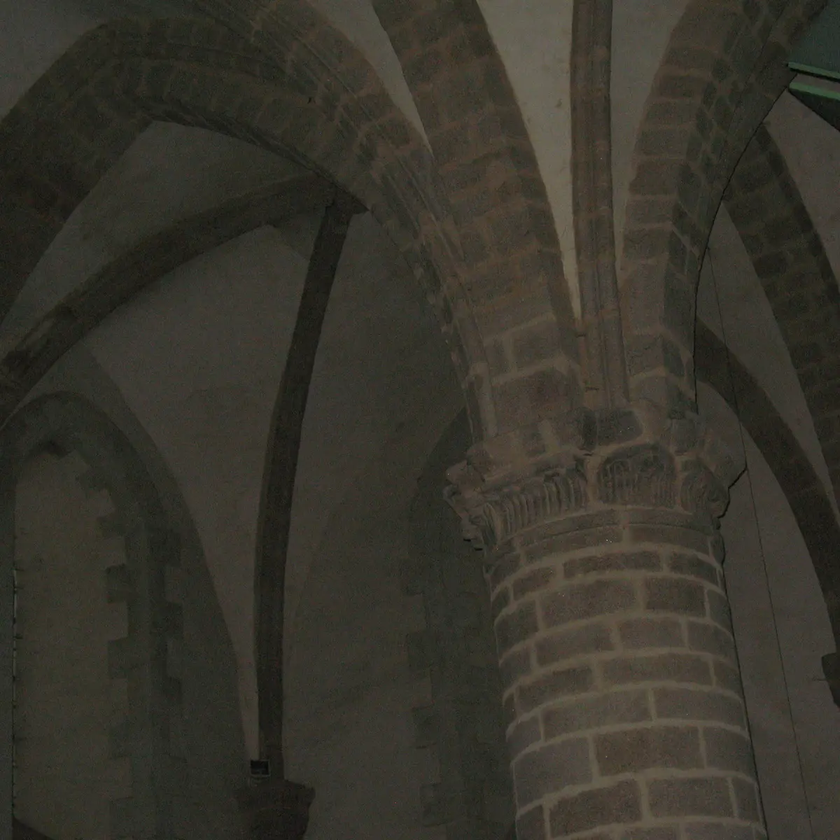 Pilier et voûte église Ste Croix