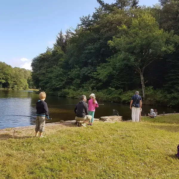 Pêche étang de la Barde - Parc en famille©pnrpl (1)