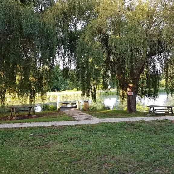 St-Capraise-de-Lalinde - Table de pique-nique bord de l'eau