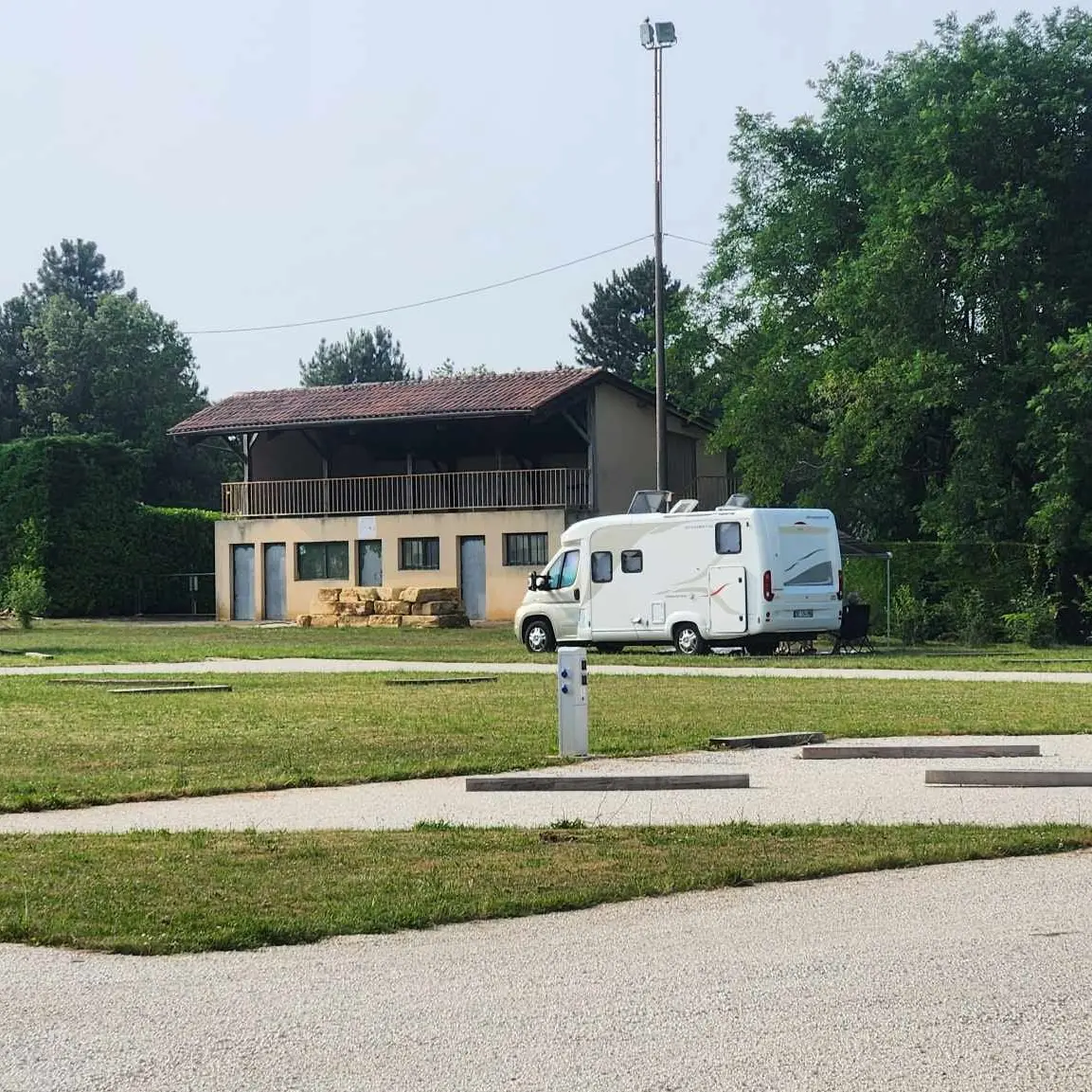 AIRE DE CAMPING-CAR DE SAINT-CRÉPIN-ET-CARLUCET 1