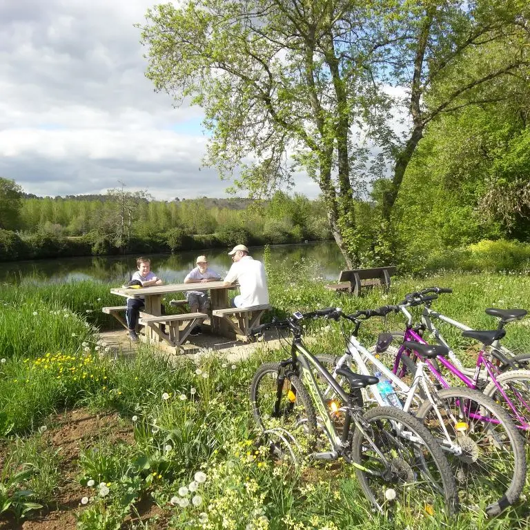 aire pique-nique et halte de repos vélo route voie verte sourzac