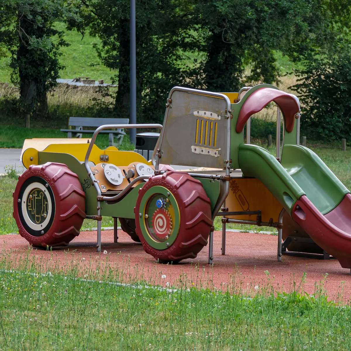 saillat-sur-vienne_2024_amel-elmalah_aire-de-jeux