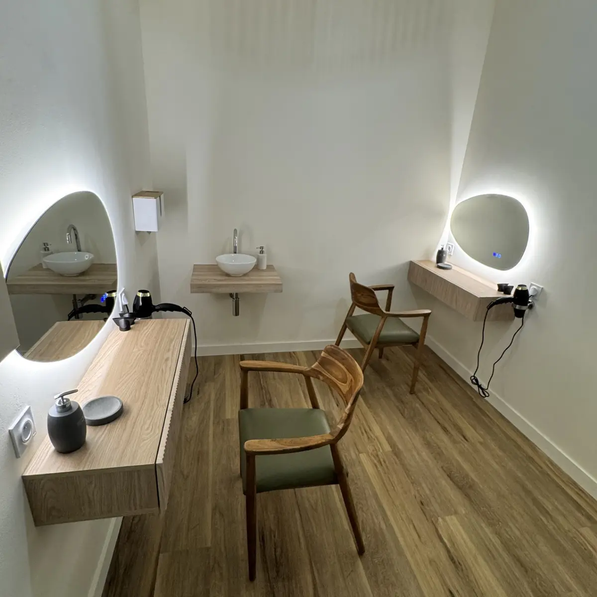 Un espace pour vous refaire une beauté après votre séance de flottaison.