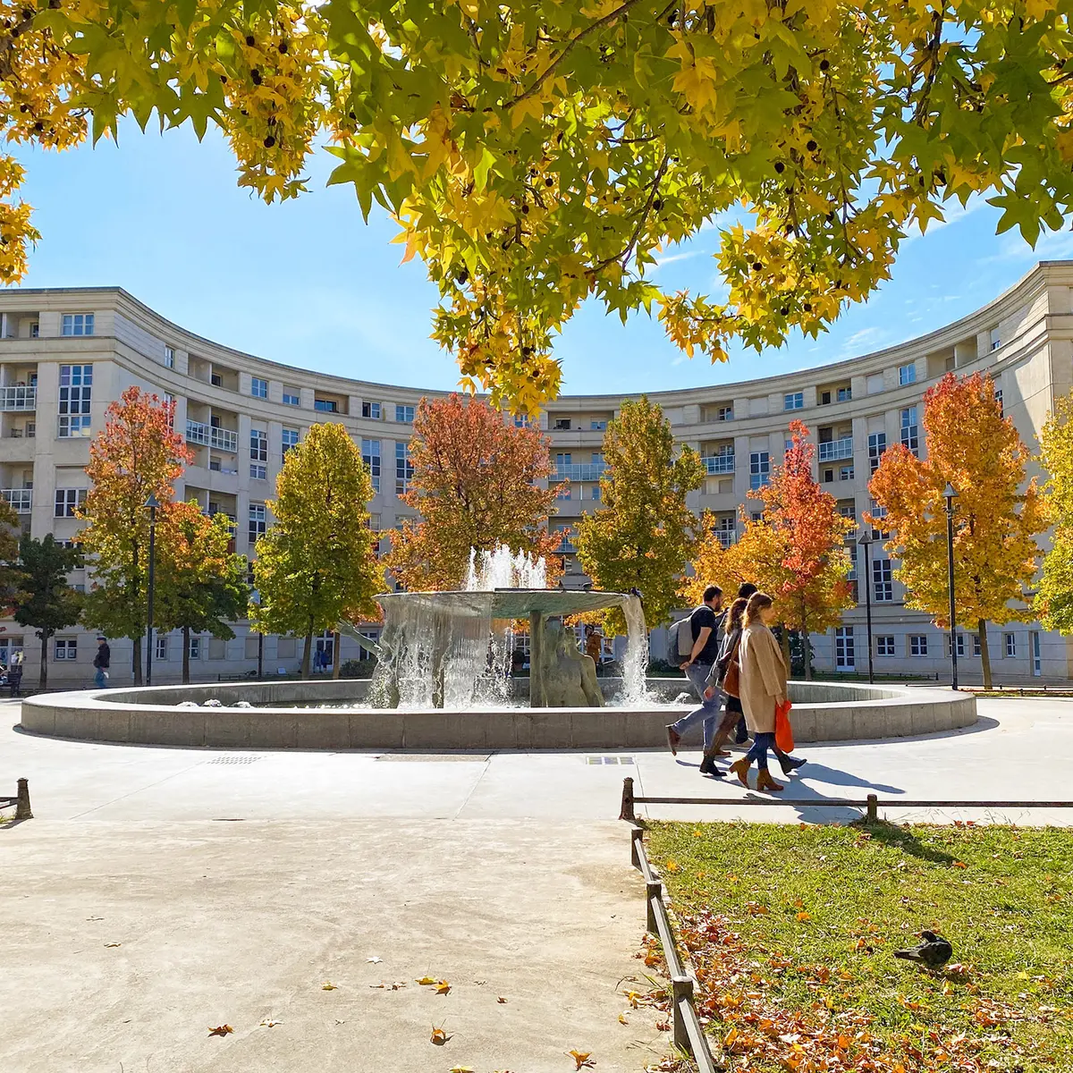 Antigone Place de Thessalie -Automne