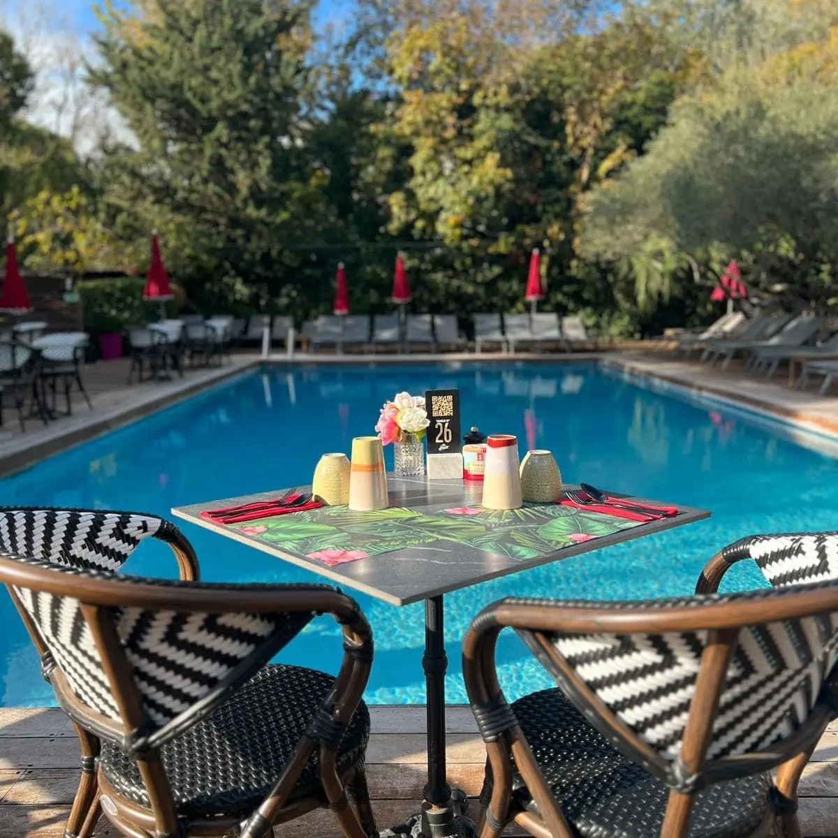 Brunch-en-terrasse-vu-piscine
