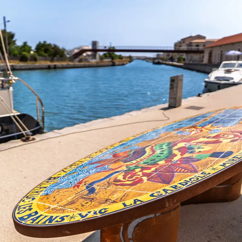 La_table_de_desorientation--_Herve_Di_Rosa__La_table_de_desorientation__2025__Frontignan___ADAGP_-_photo___Office_de_Tourisme_Archipel_de_Thau-35966-1200px