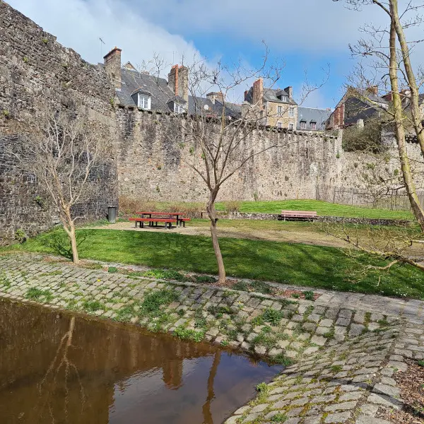 Aire de Pique Nique Bas jardin OTDF (3) 800px