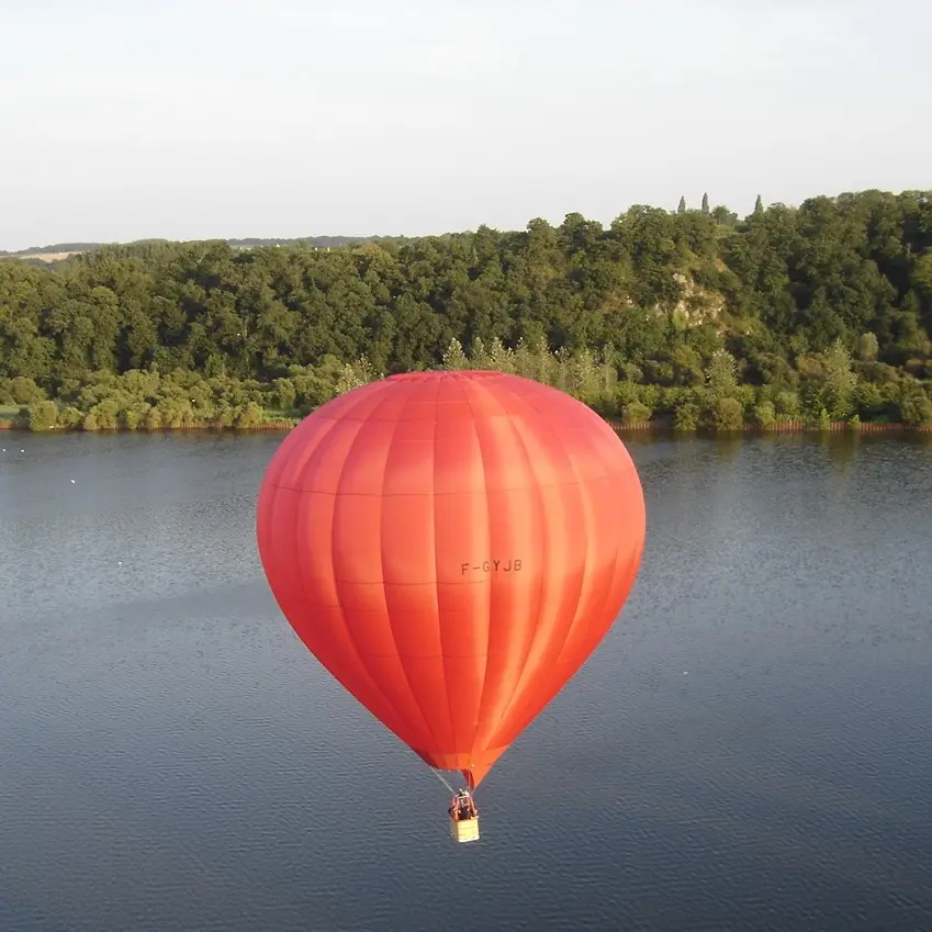 Ballons d'Emeraude - ballon rouge sur la Rance-1